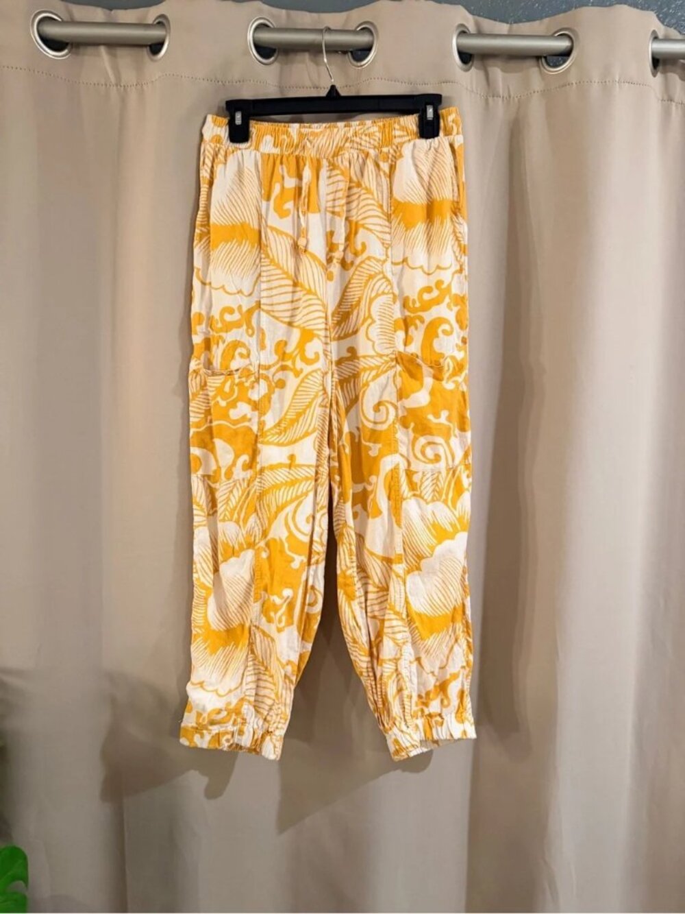 Haute Hippie Yellow & White Printed Relaxed Capris